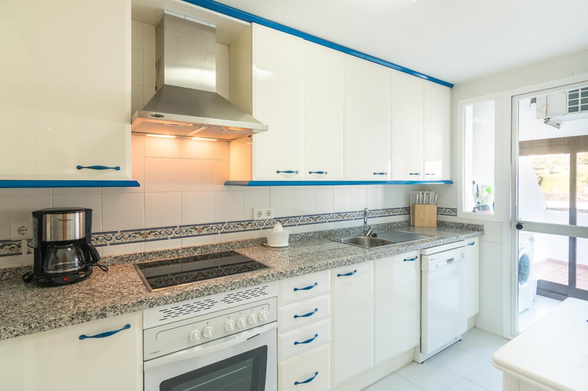 2233-Lovely 2 Bedrooms On The Beach, Pool And Port Manilva Buitenkant foto